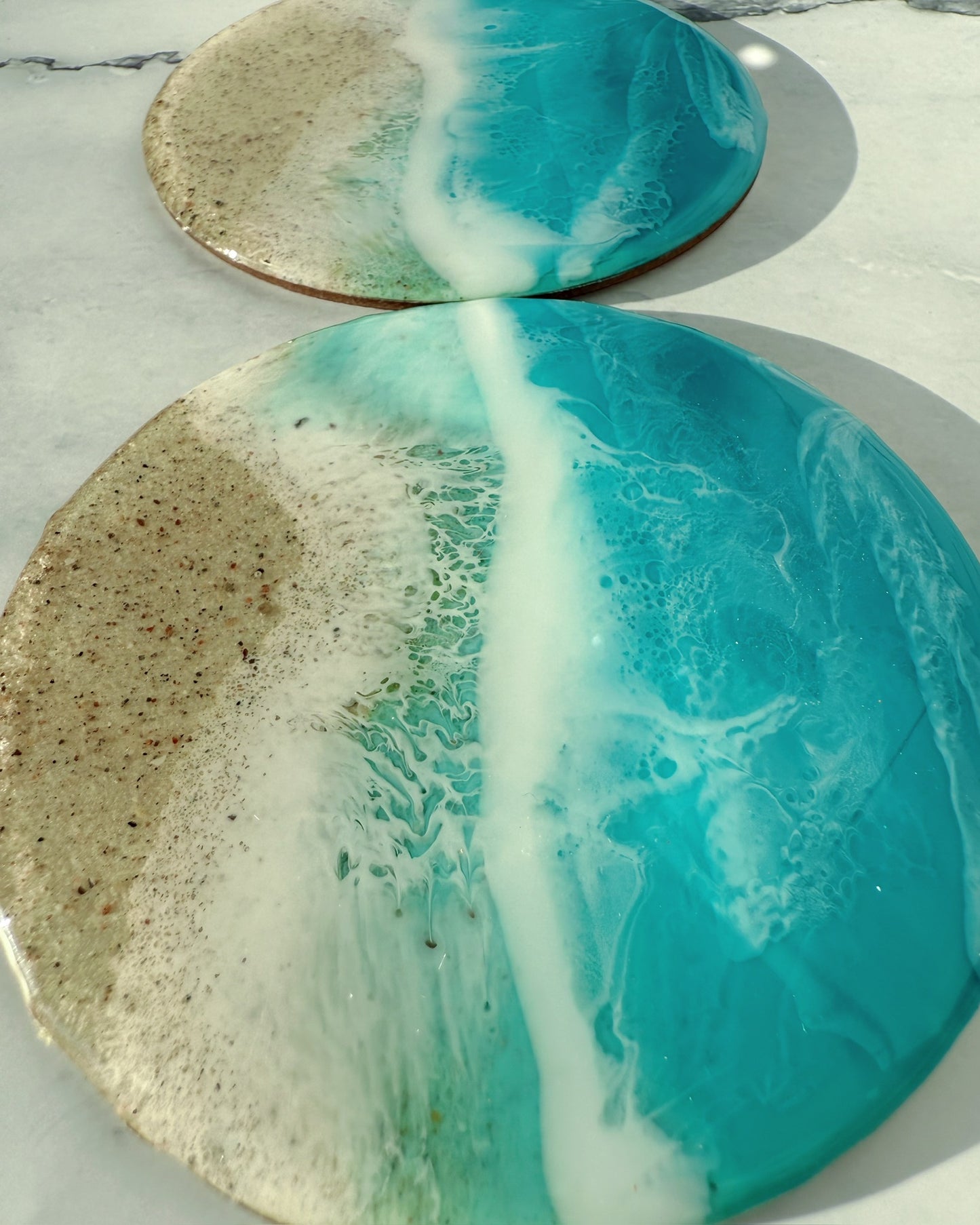 Resin Untersetzer 10 cm – Türkis Karibik mit Ostsee-Sand | Handgemachter Getränkeuntersetzer