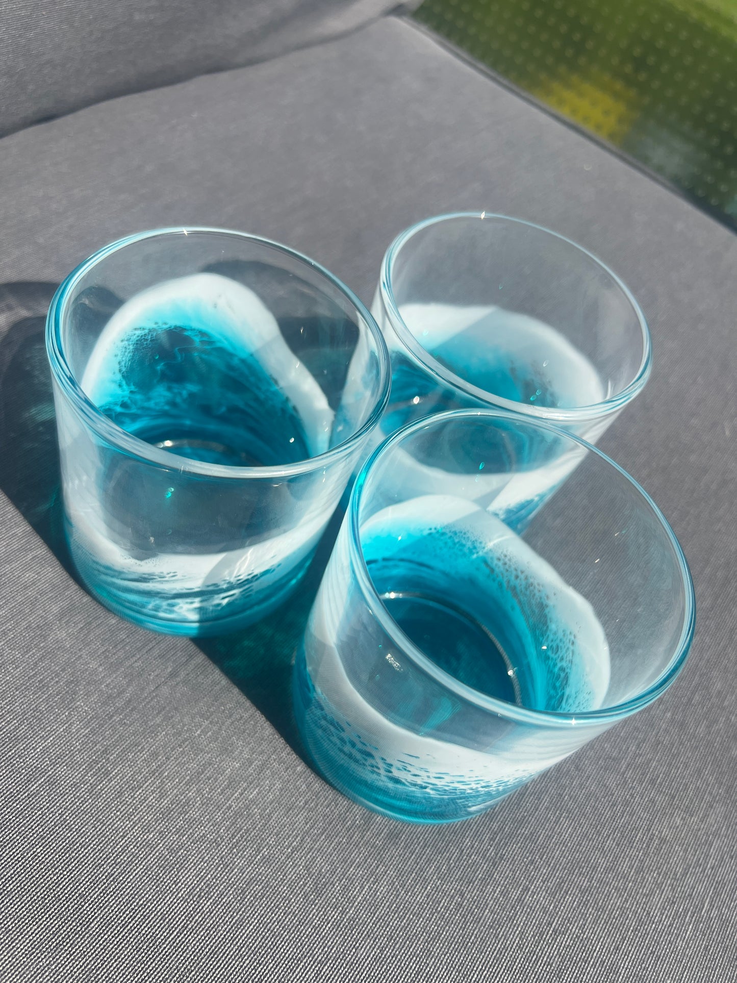 Maritimes Wasserglas mit Resin Welle – Ostsee Petrol Weiß – veredeltes Trinkglas 260 ml
