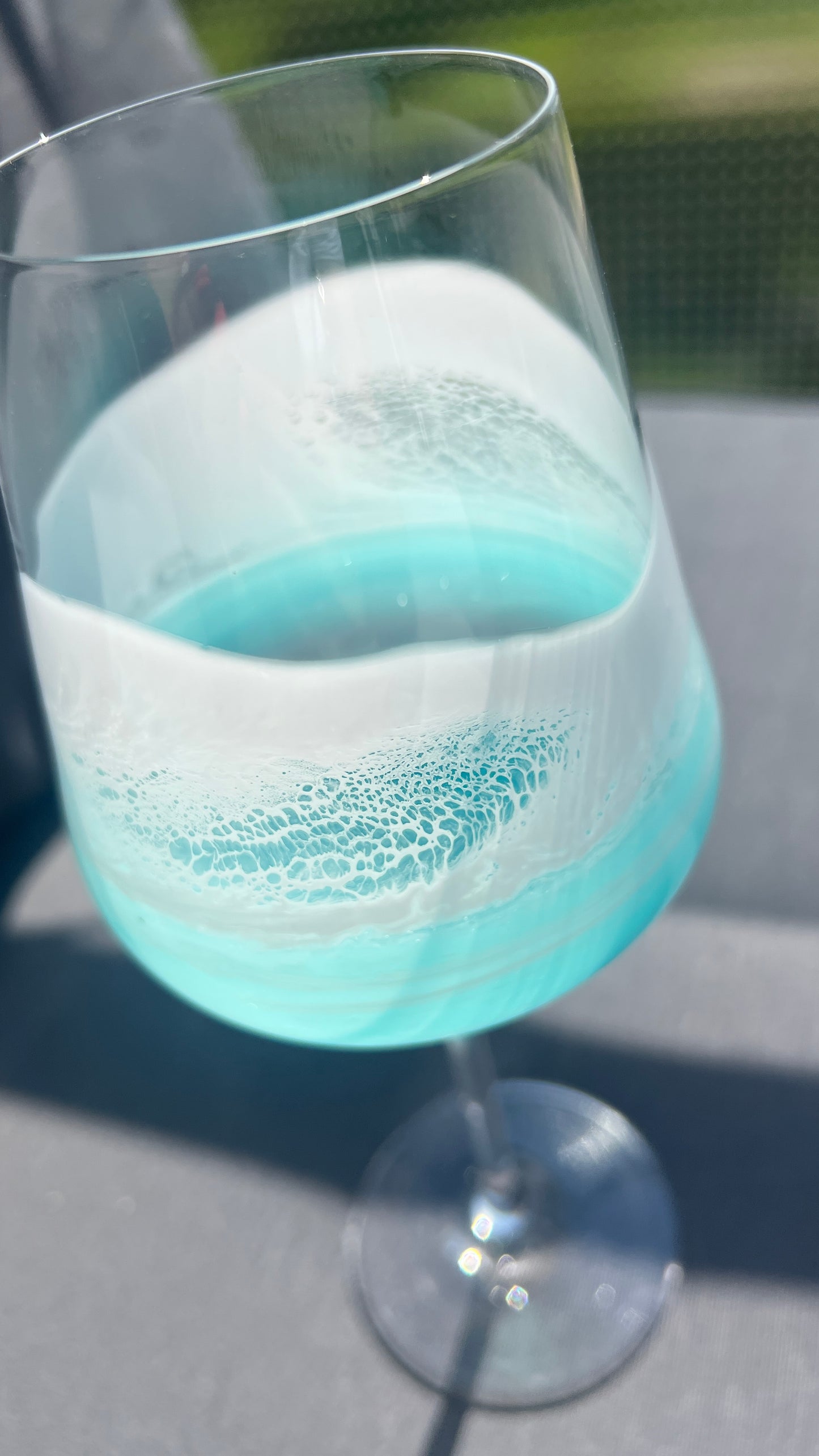 Handveredeltes Weißweinglas mit Wellen Design – Karibik Türkis Weiß – maritimes Weinglas 390 ml