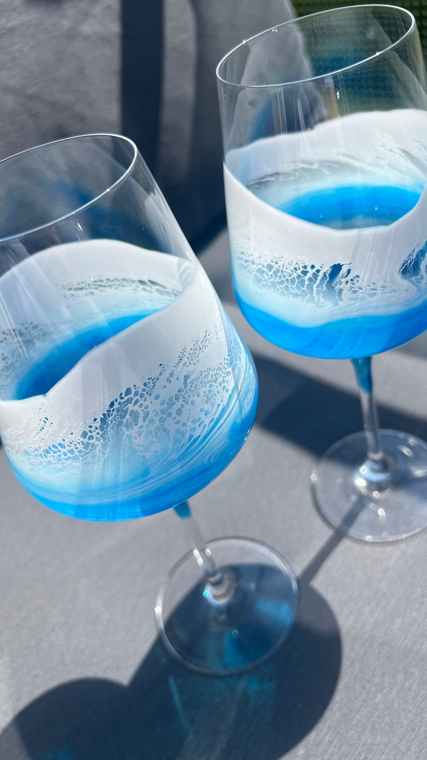 Maritimes Weißweinglas mit Resin Welle – Atlantik Blau & Weiß – handveredeltes Weinglas 390 ml