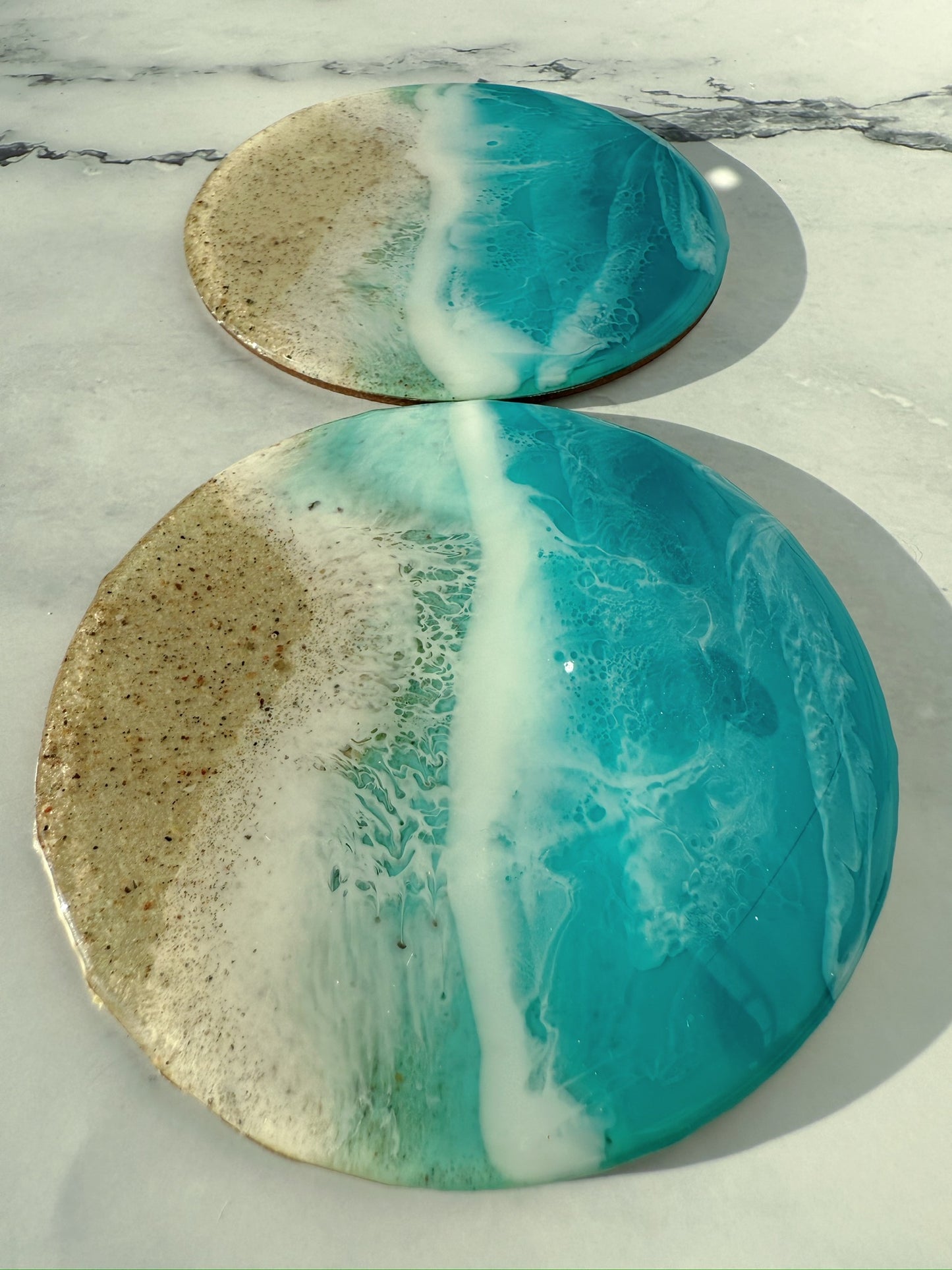 Resin Untersetzer 10 cm – Türkis Karibik mit Ostsee-Sand | Handgemachter Getränkeuntersetzer