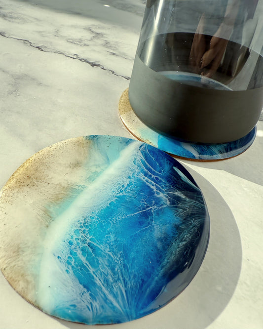 Resin Untersetzer 10 cm – Atlantik Blau mit Ostsee-Sand | Handgefertigt