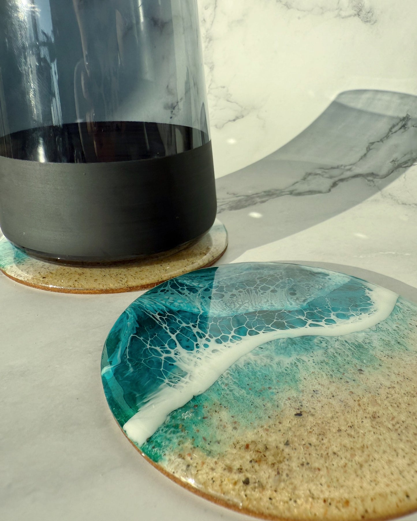 Getränkeuntersetzer Resin 10 cm – Ostsee Petrol mit Sand | Handmade