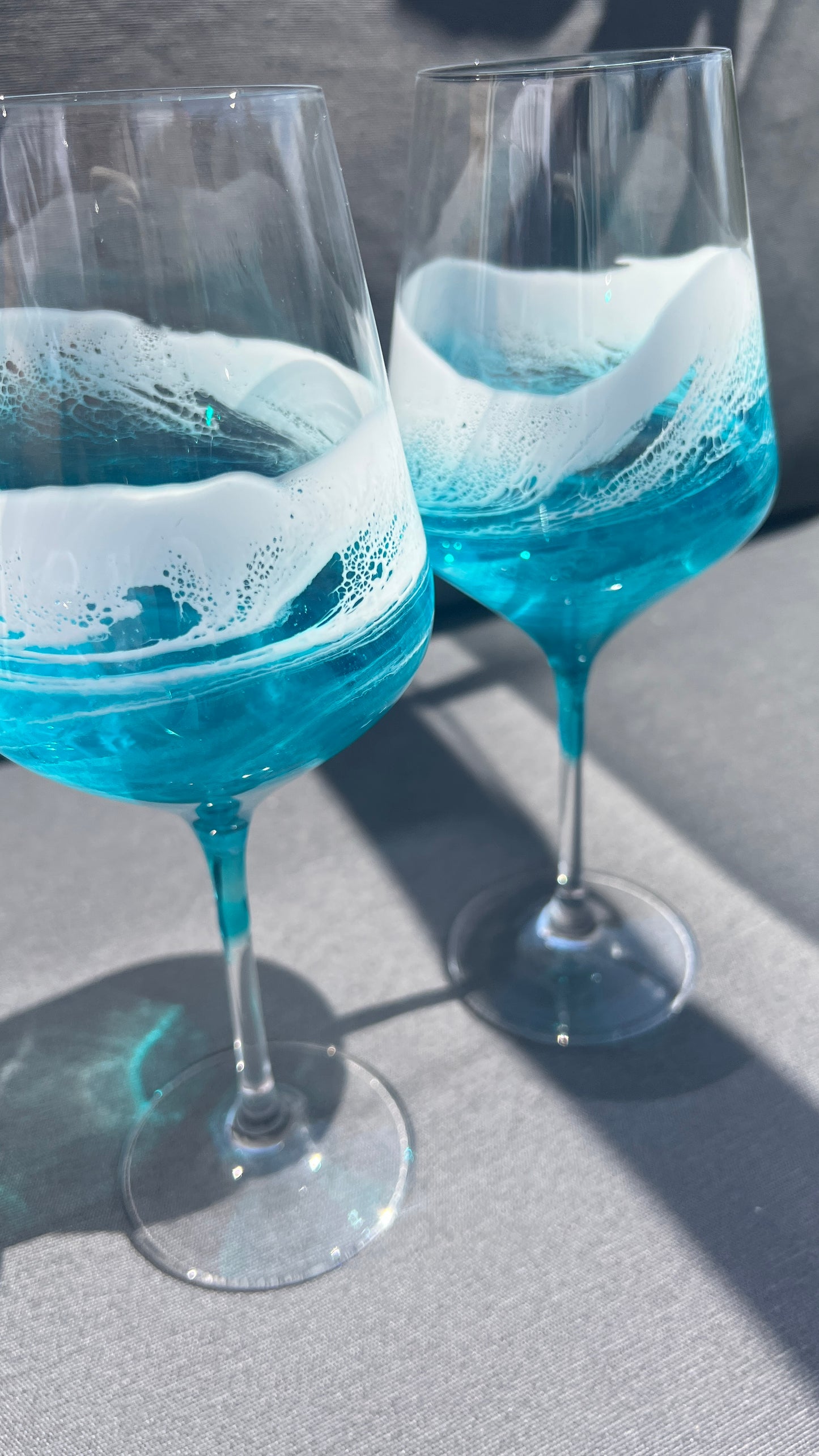 Maritimes Weißweinglas mit Resin Welle – Atlantik, Karibik oder Ostsee – handveredeltes Weinglas 390 ml