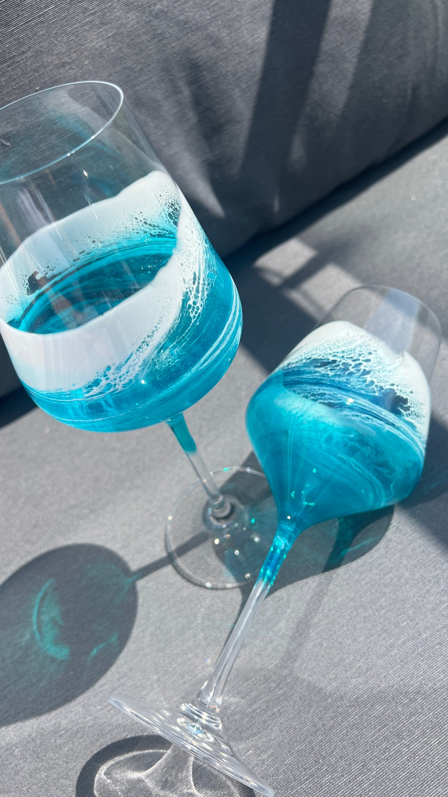 Maritimes Weißweinglas mit Resin Welle – Ostsee Petrol & Weiß – handveredeltes Weinglas 390 ml