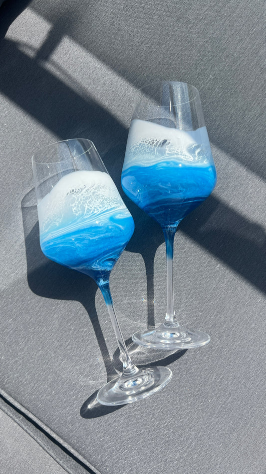 Maritimes Weißweinglas mit Resin Welle – Atlantik Blau & Weiß – handveredeltes Weinglas 390 ml