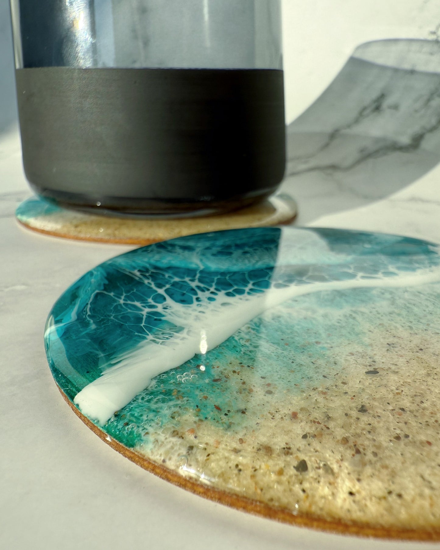 Getränkeuntersetzer Resin 10 cm – Ostsee Petrol mit Sand | Handmade
