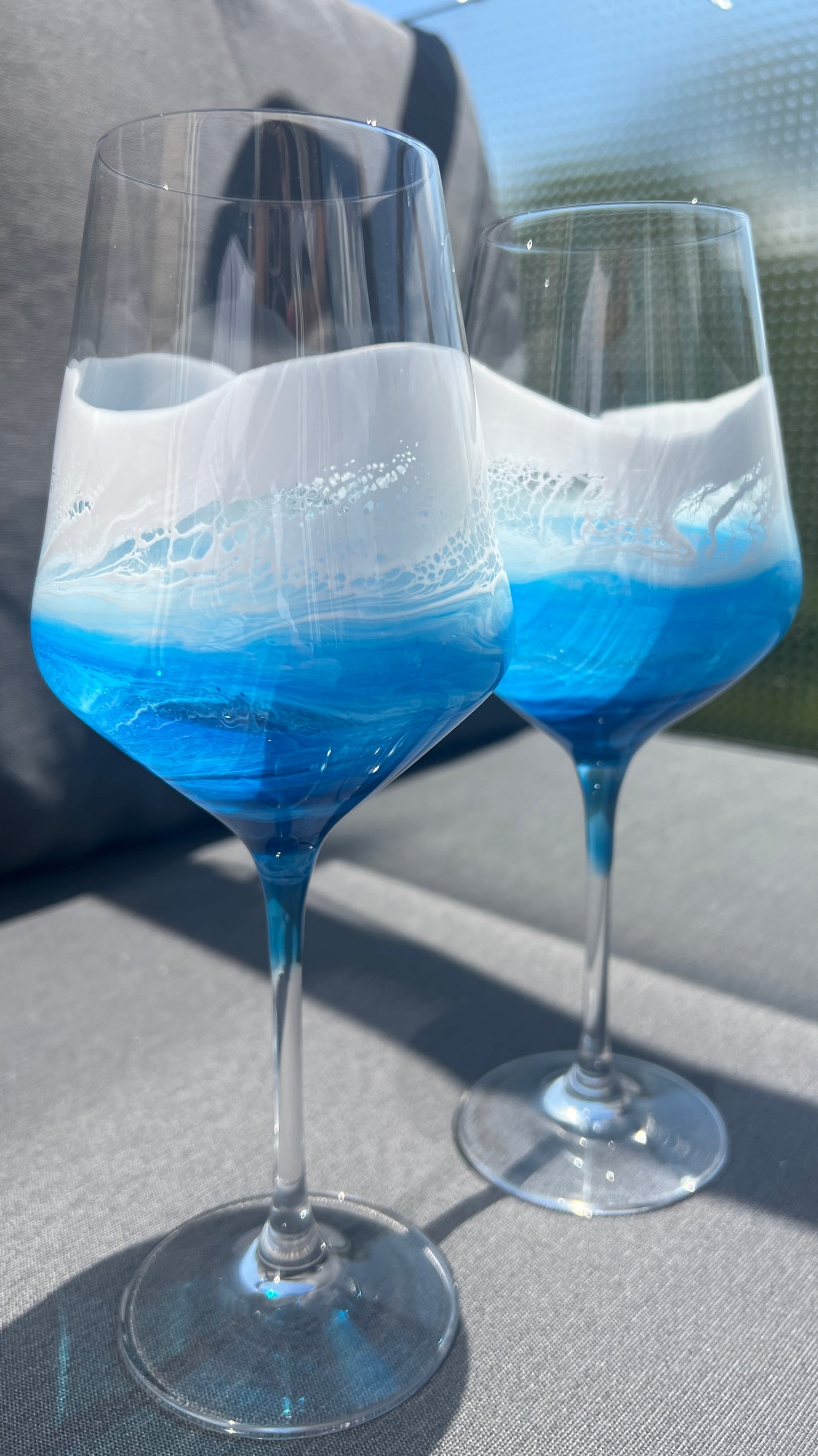 Maritimes Weißweinglas mit Resin Welle – Atlantik, Karibik oder Ostsee – handveredeltes Weinglas 390 ml