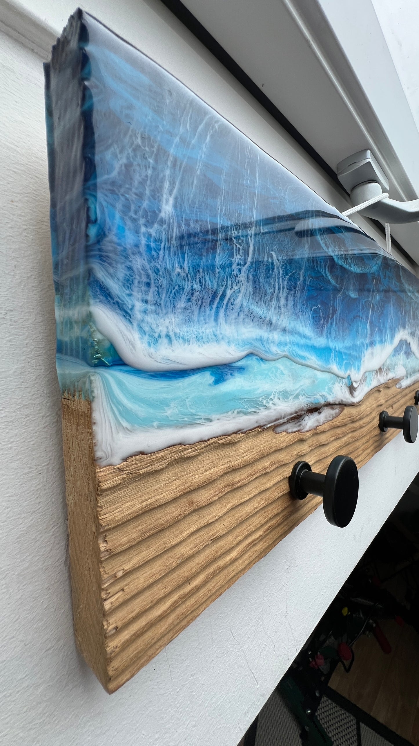 Wandgarderobe „Atlantik“ – Wellenoptik aus Harz | 50 × 16 cm