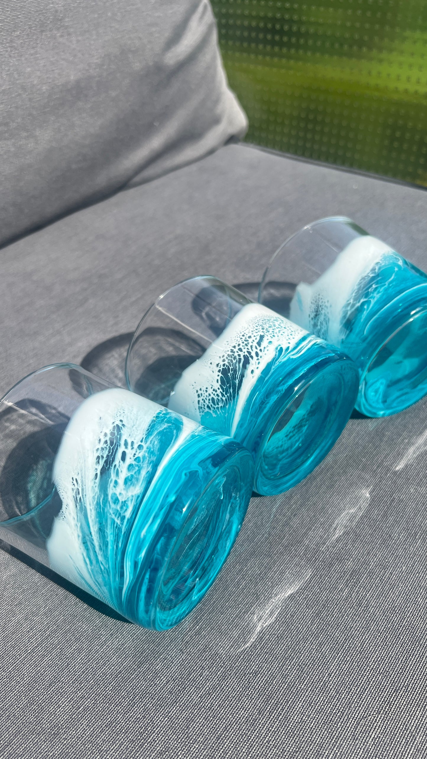Maritimes Wasserglas mit Resin Welle – Ostsee Petrol Weiß – veredeltes Trinkglas 260 ml