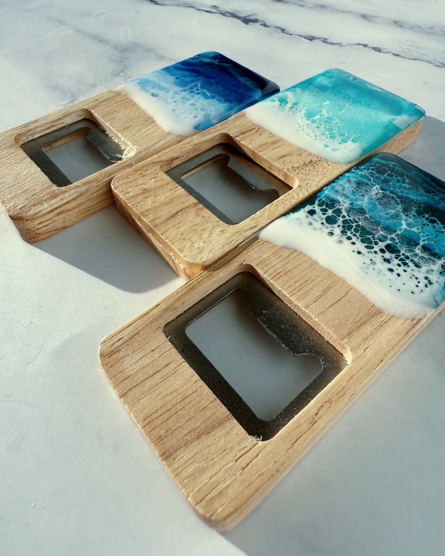 Flaschenöffner Holz Resin Wellen handgemacht – maritimer Flaschenöffner Geschenk Meer