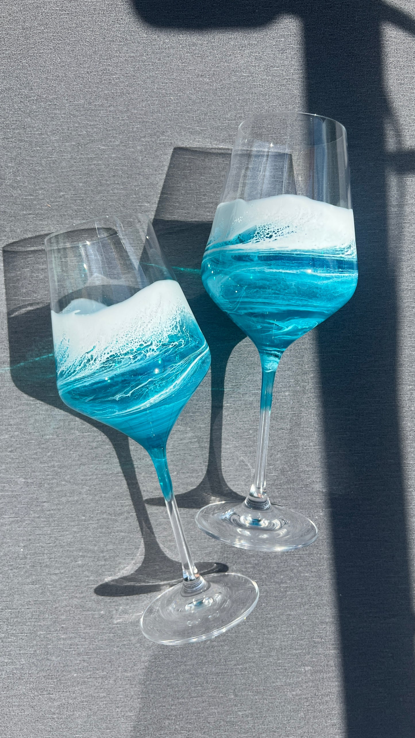 Maritimes Weißweinglas mit Resin Welle – Ostsee Petrol & Weiß – handveredeltes Weinglas 390 ml