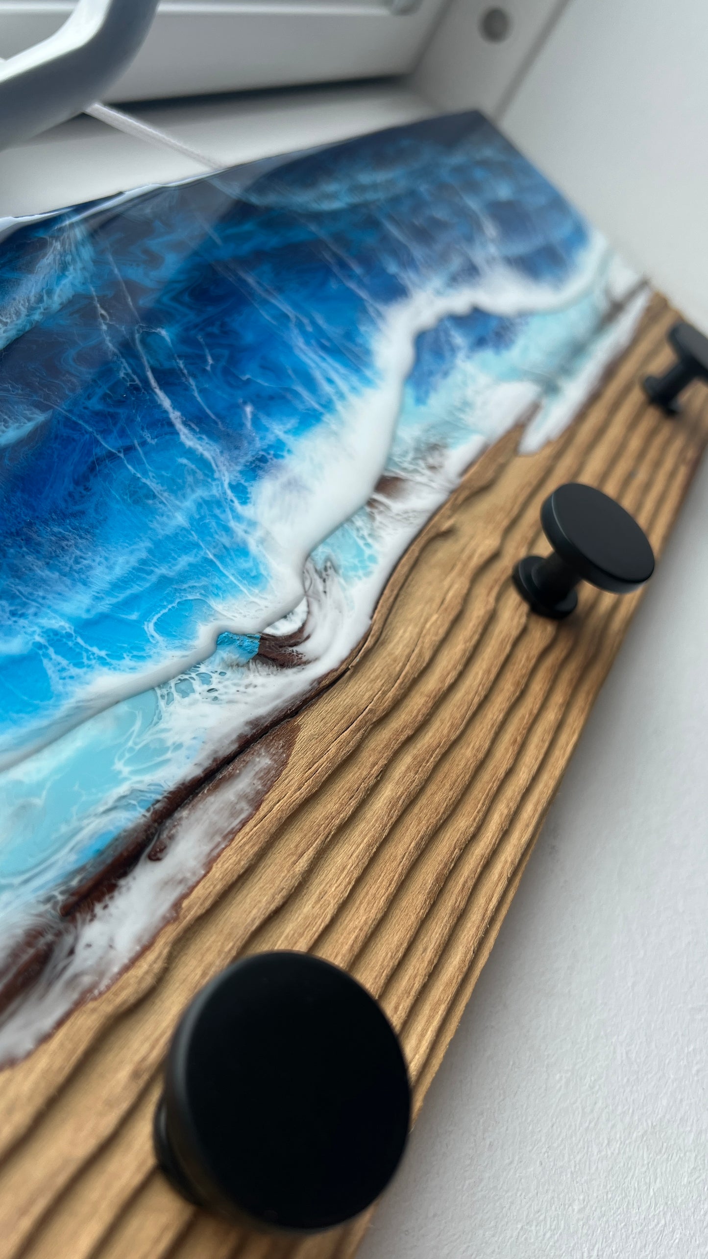 Wandgarderobe „Atlantik“ – Wellenoptik aus Harz | 50 × 16 cm