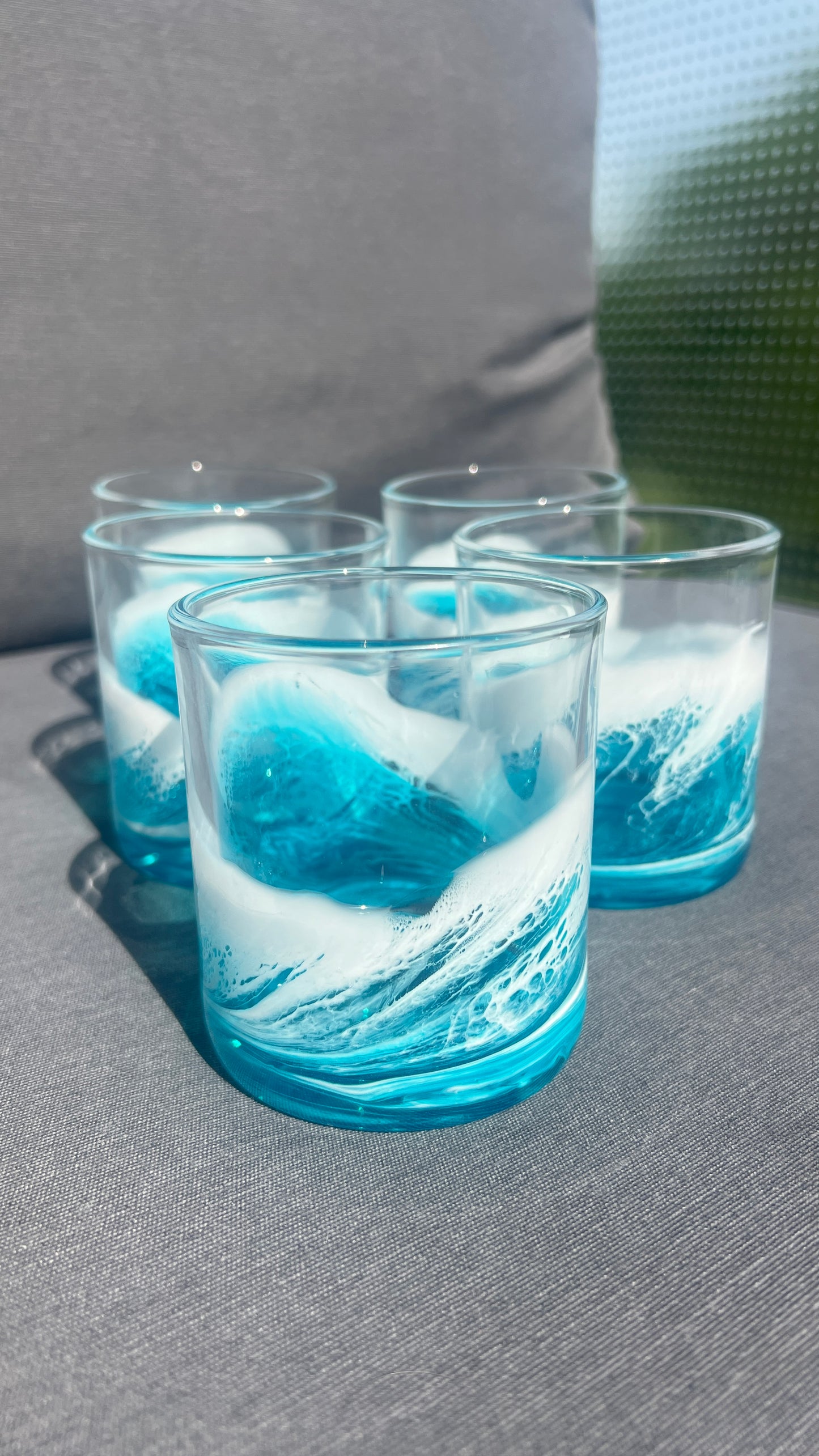 Maritimes Wasserglas mit Resin Welle – Ostsee Petrol Weiß – veredeltes Trinkglas 260 ml