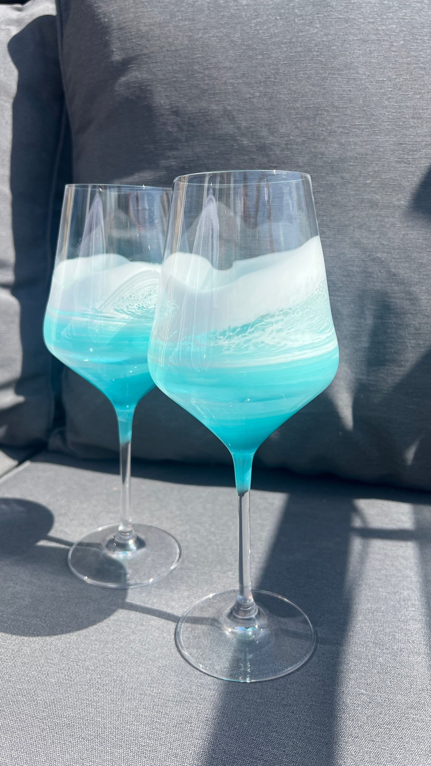 Handveredeltes Weißweinglas mit Wellen Design – Karibik Türkis Weiß – maritimes Weinglas 390 ml