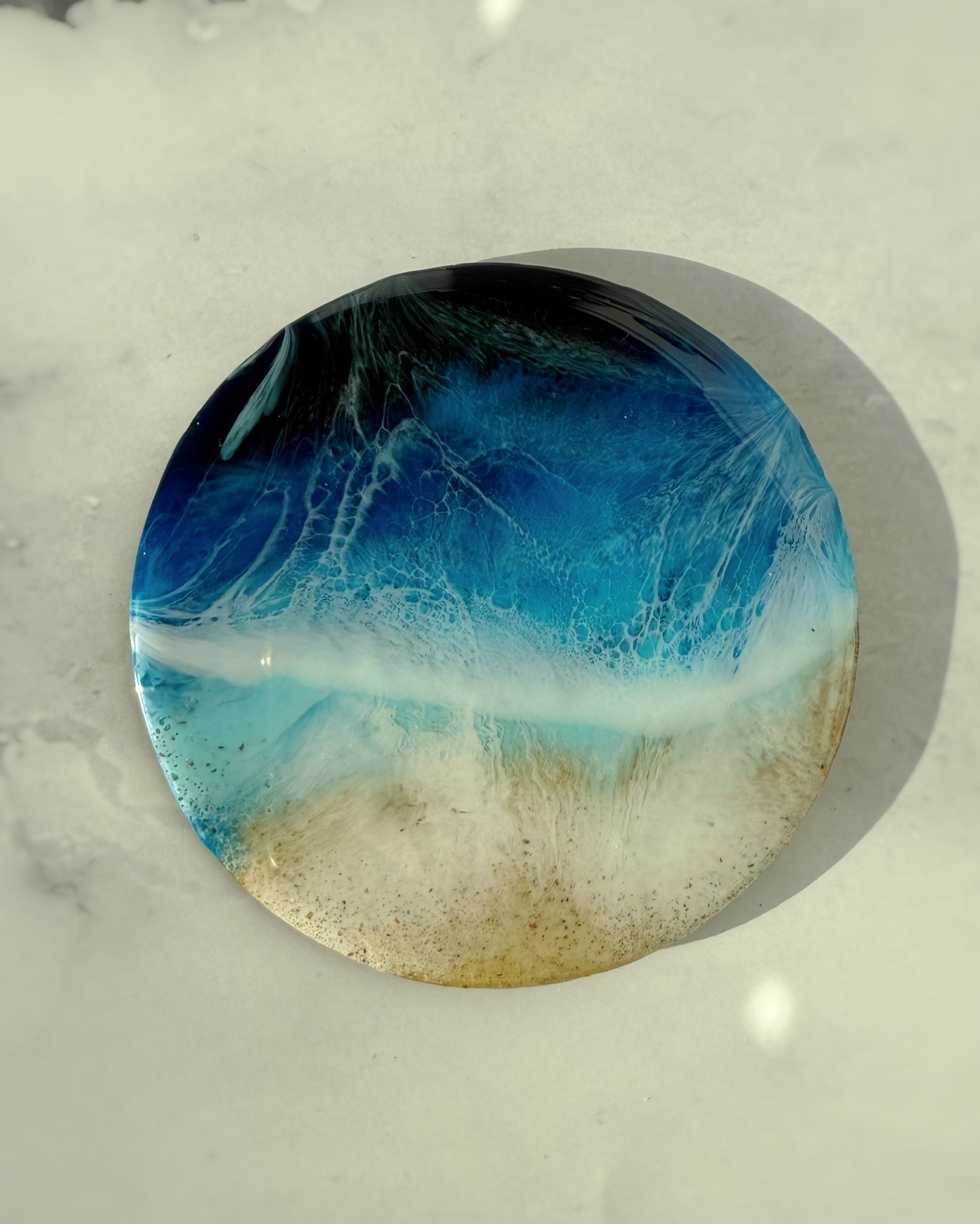 Resin Untersetzer 10 cm – Atlantik Blau mit Ostsee-Sand | Handgefertigt