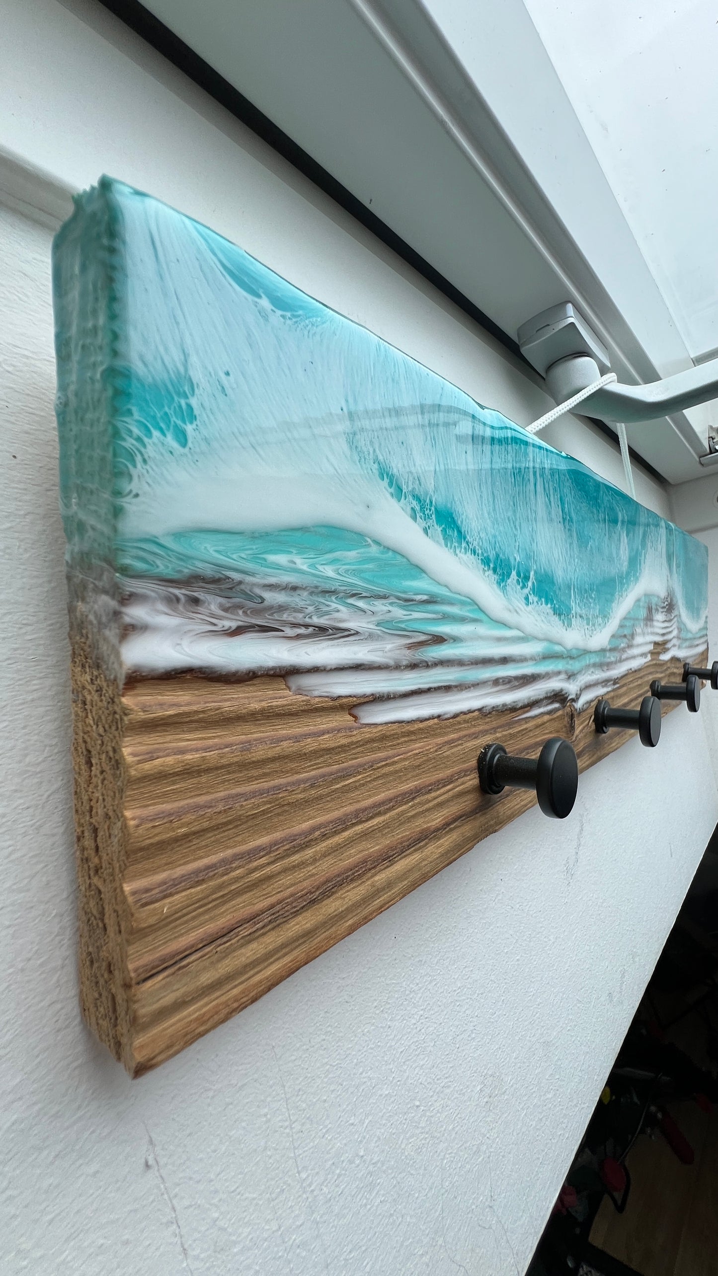 Wandgarderobe „Ocean Wave“ – Holz & Harz | 50 cm | 4 Haken