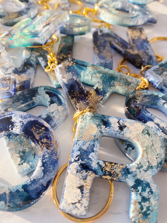 Schlüsselanhänger aus Kunstharz – Buchstaben in Navy Blau, Türkis, Gold und Weiß