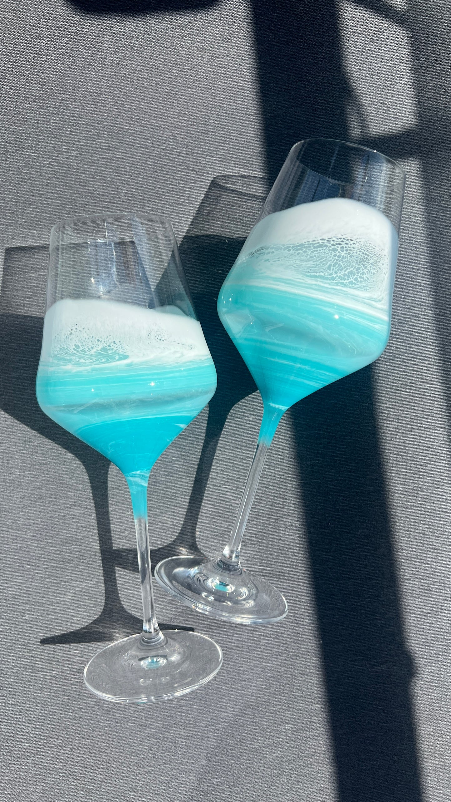 Handveredeltes Weißweinglas mit Wellen Design – Karibik Türkis Weiß – maritimes Weinglas 390 ml