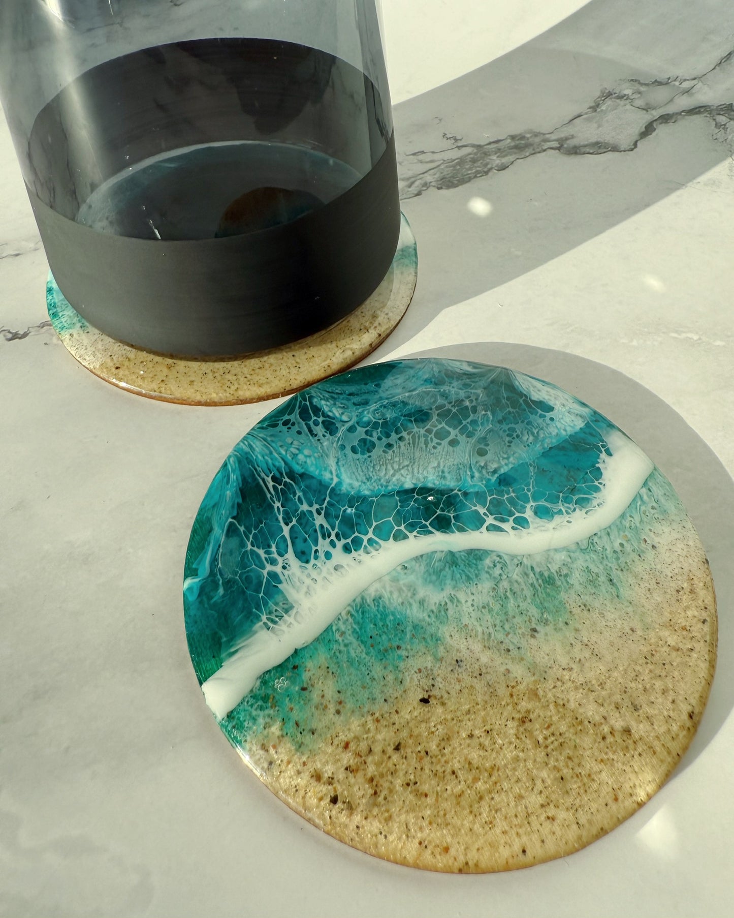 Getränkeuntersetzer Resin 10 cm – Ostsee Petrol mit Sand | Handmade