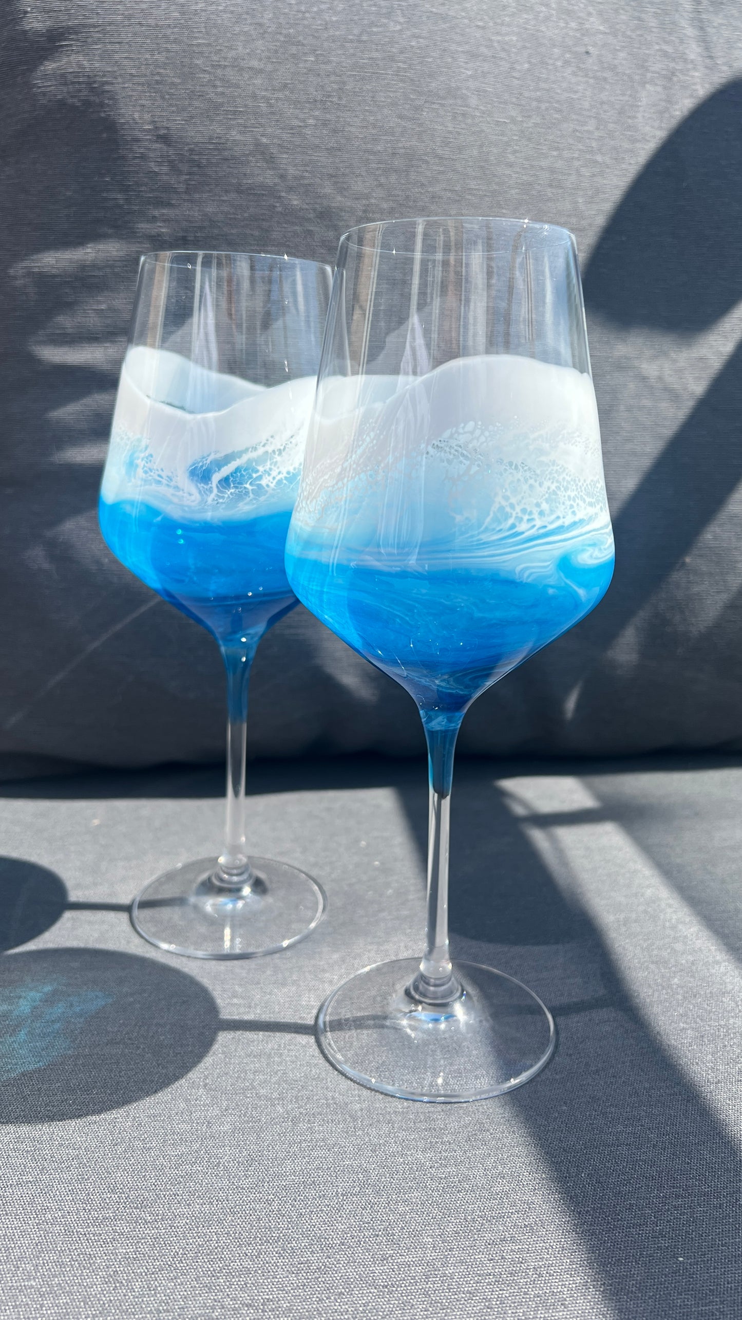 Maritimes Weißweinglas mit Resin Welle – Atlantik Blau & Weiß – handveredeltes Weinglas 390 ml