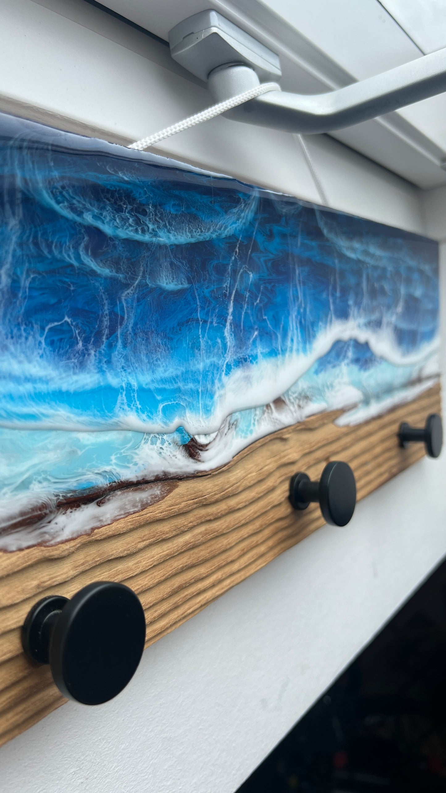 Wandgarderobe „Atlantik“ – Wellenoptik aus Harz | 50 × 16 cm