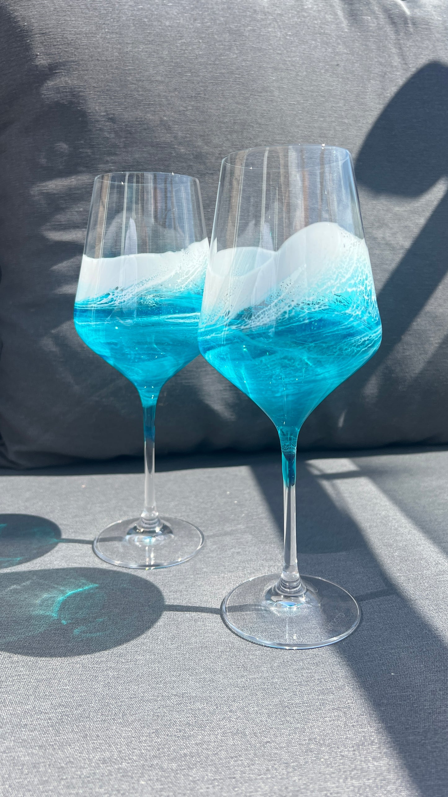 Maritimes Weißweinglas mit Resin Welle – Ostsee Petrol & Weiß – handveredeltes Weinglas 390 ml