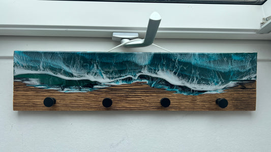 Wandgarderobe „Tiefe Ostsee“ – Holz & Harz | 50 × 12 cm