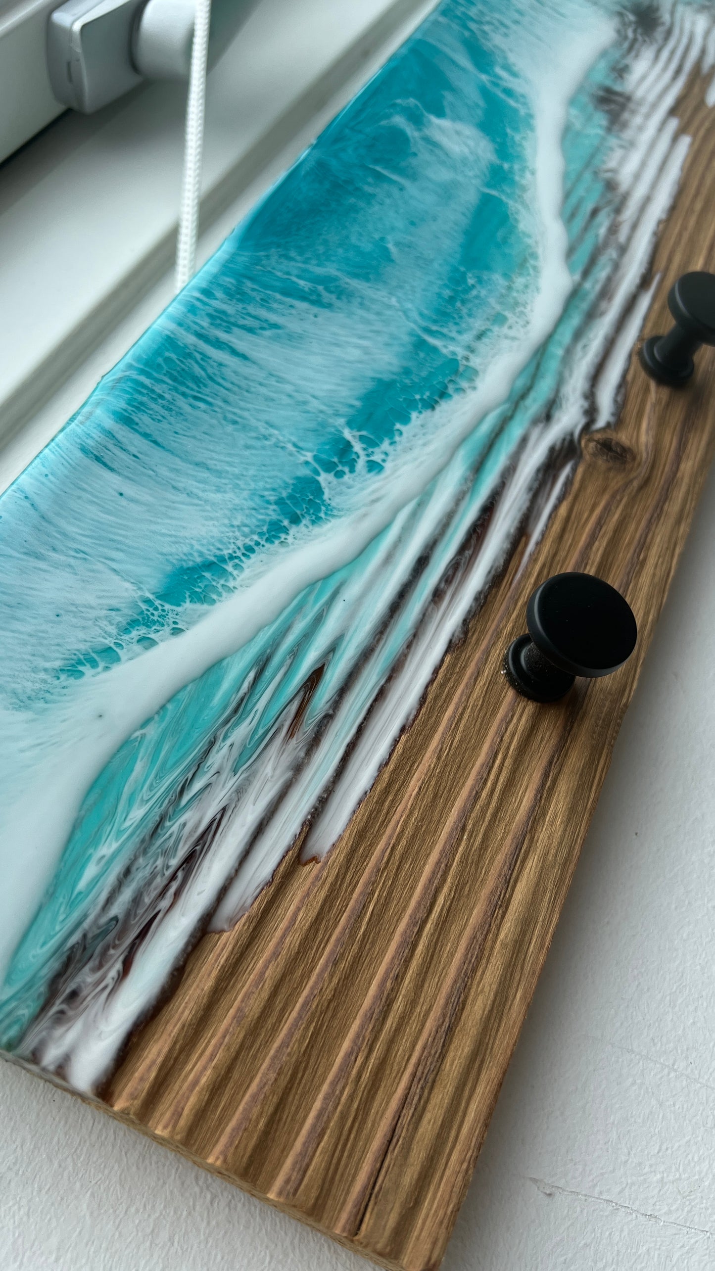 Wandgarderobe „Ocean Wave“ – Holz & Harz | 50 cm | 4 Haken