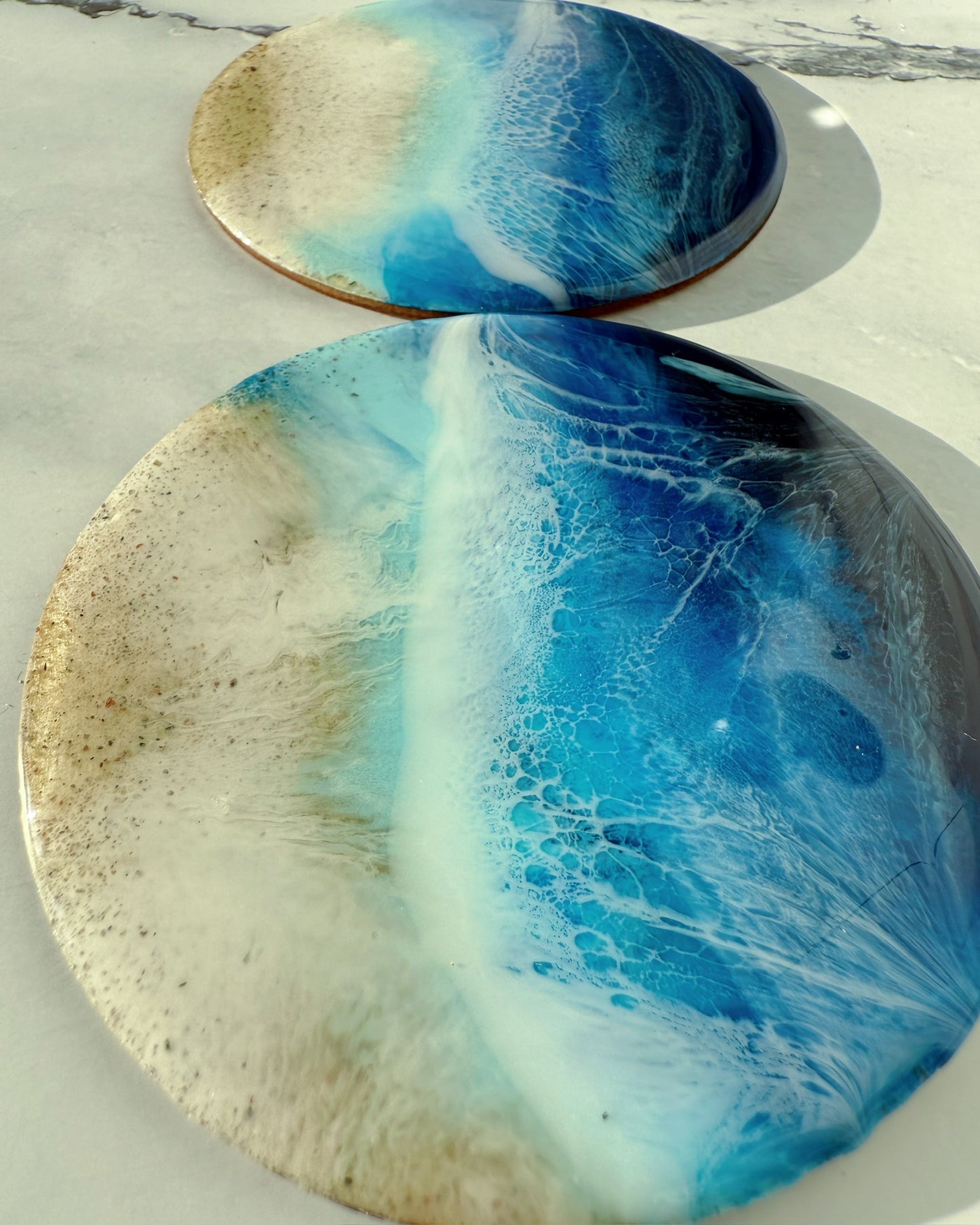 Resin Untersetzer 10 cm – Atlantik Blau mit Ostsee-Sand | Handgefertigt