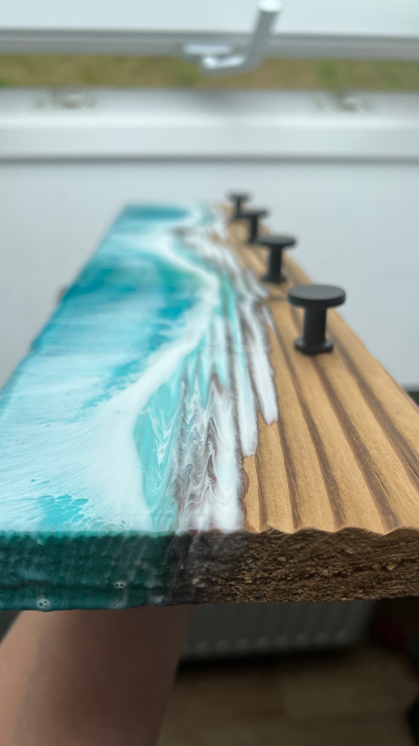 Wandgarderobe „Ocean Wave“ – Holz & Harz | 50 cm | 4 Haken