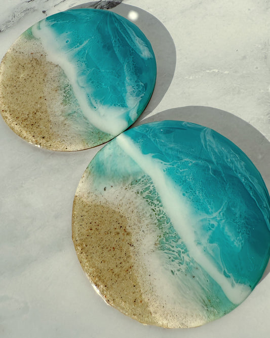 Resin Untersetzer 10 cm – Türkis Karibik mit Ostsee-Sand | Handgemachter Getränkeuntersetzer