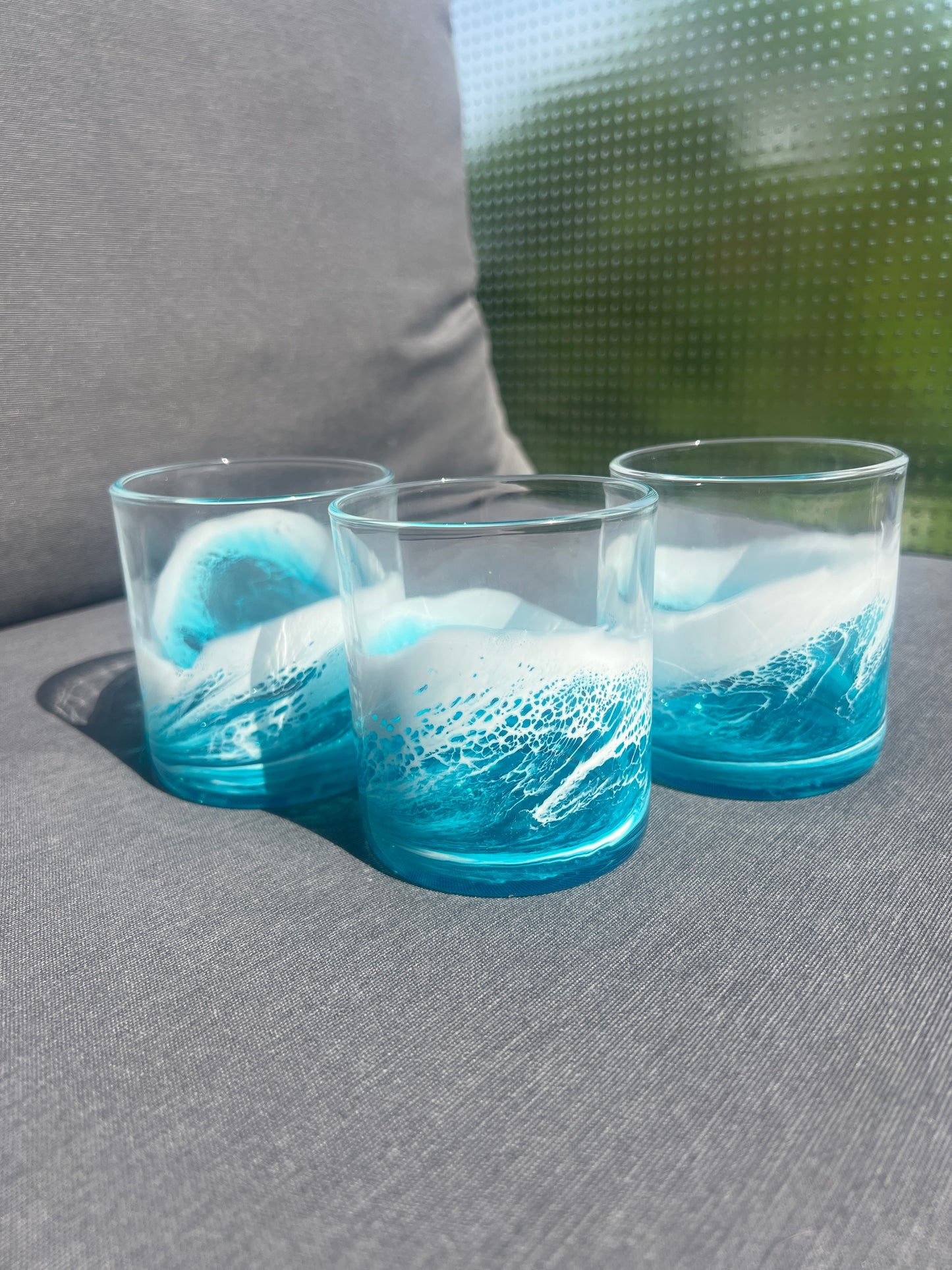 Maritimes Wasserglas mit Resin Welle – Ostsee Petrol Weiß – veredeltes Trinkglas 260 ml