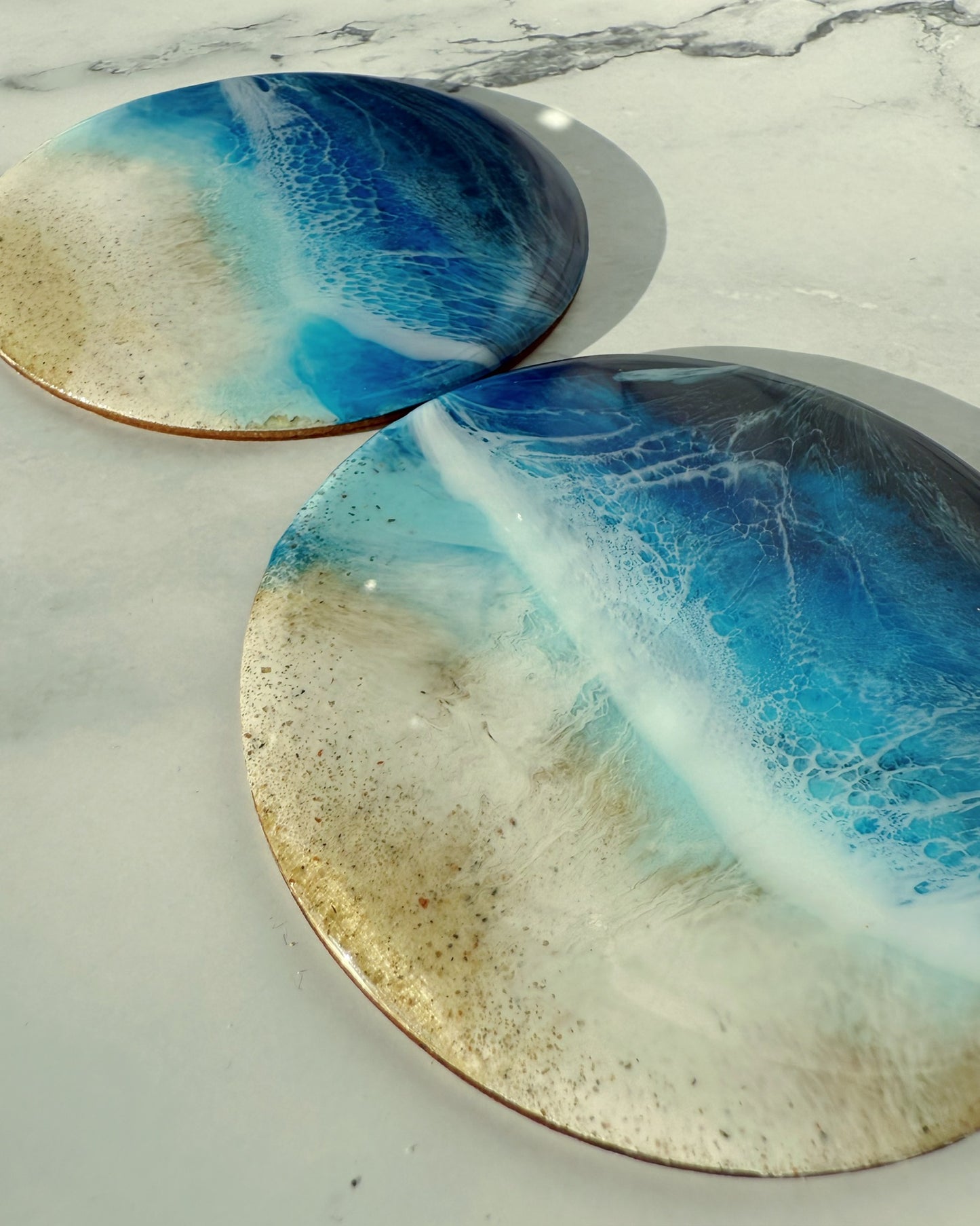 Resin Untersetzer 10 cm – Atlantik Blau mit Ostsee-Sand | Handgefertigt