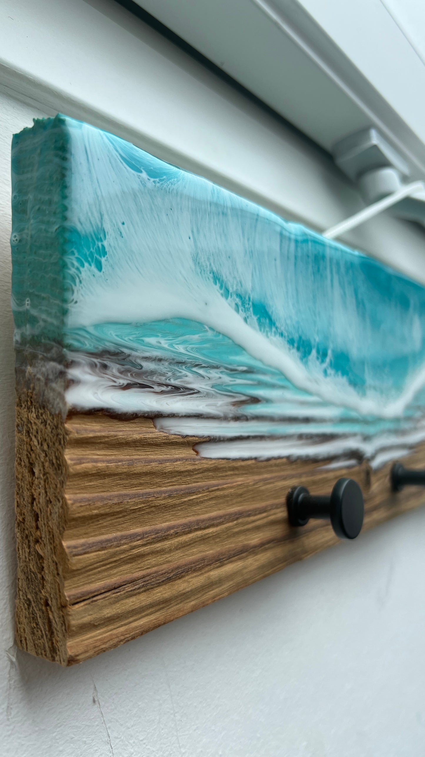 Wandgarderobe „Ocean Wave“ – Holz & Harz | 50 cm | 4 Haken