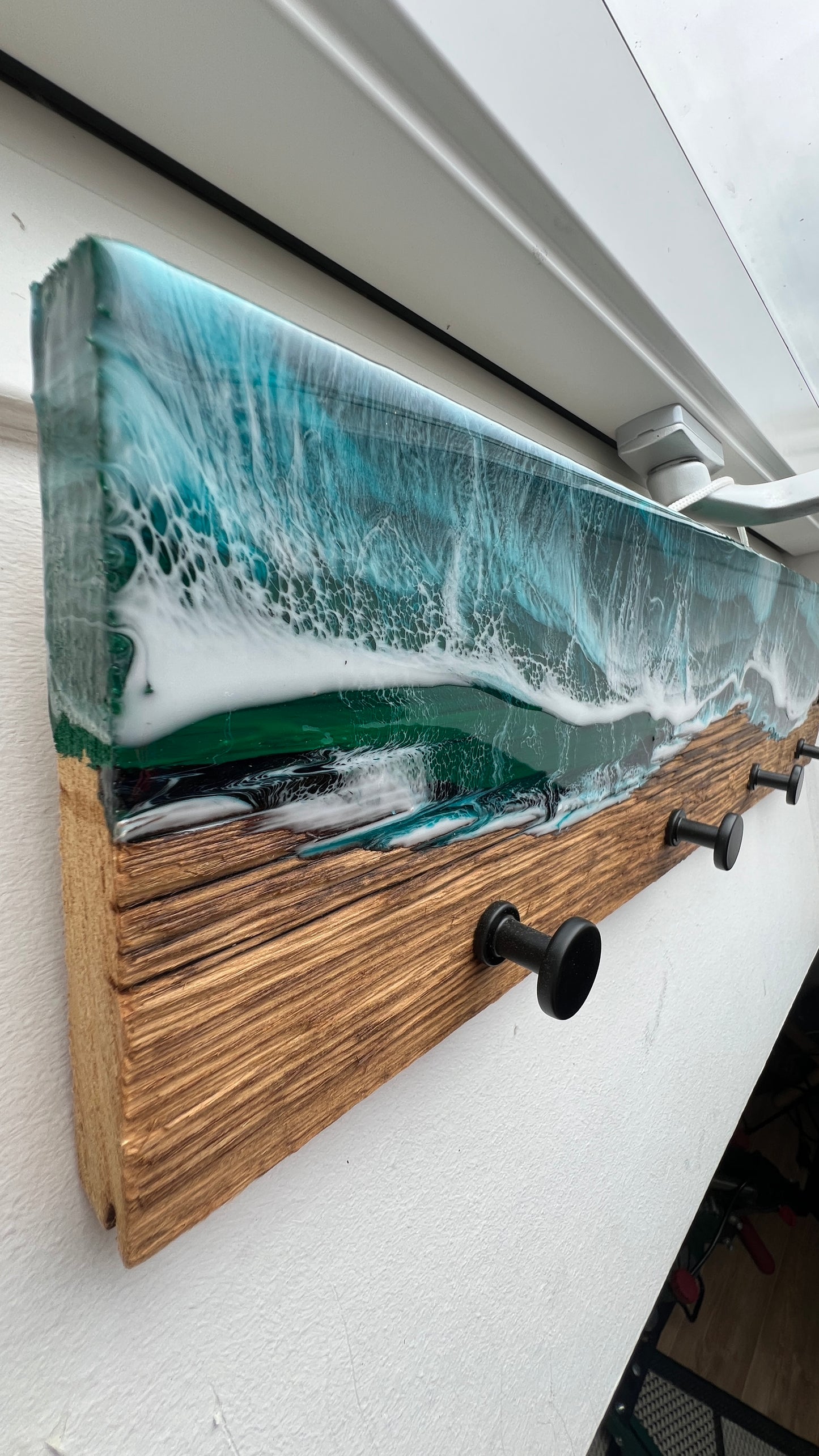 Wandgarderobe „Tiefe Ostsee“ – Holz & Harz | 50 × 12 cm