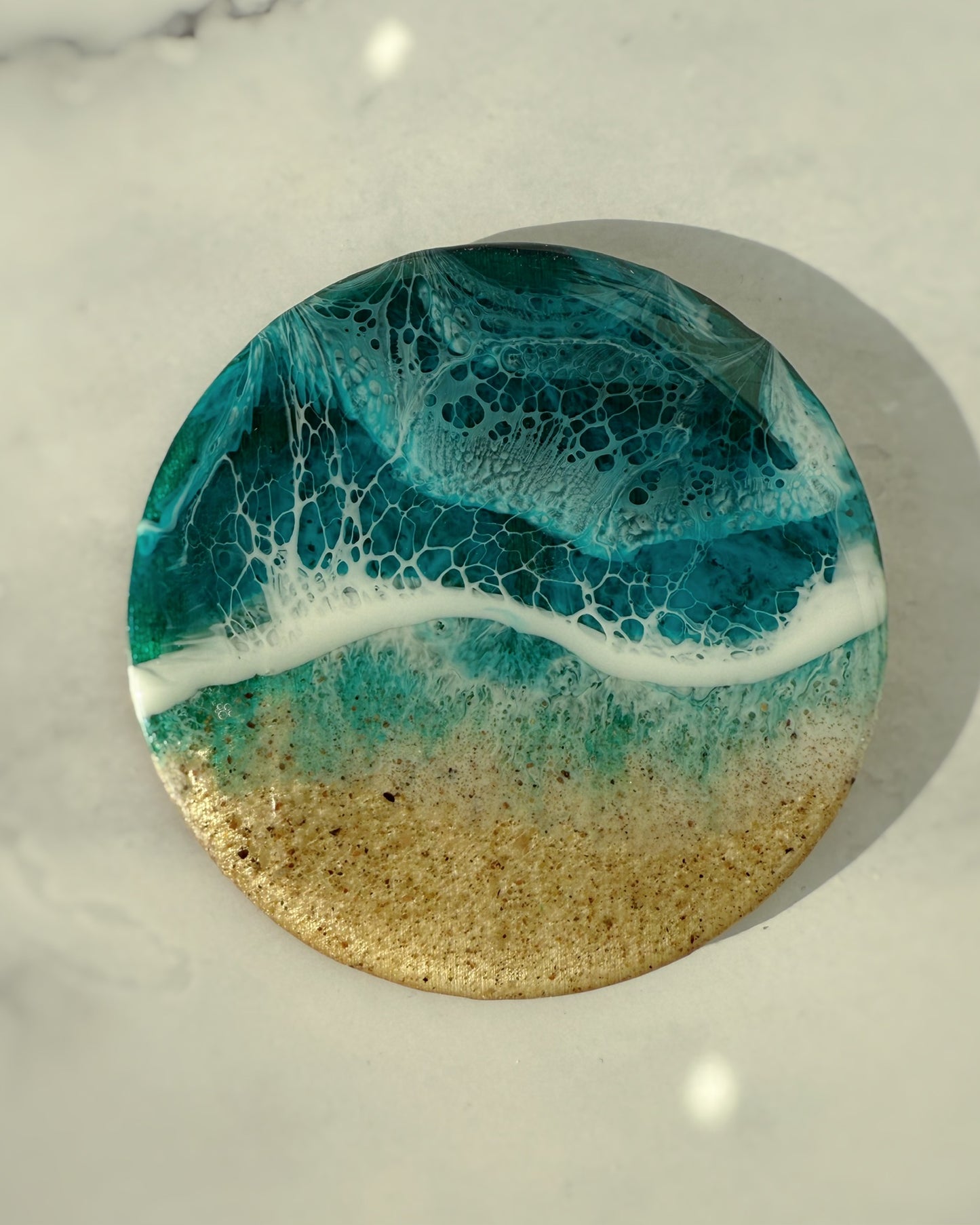 Getränkeuntersetzer Resin 10 cm – Ostsee Petrol mit Sand | Handmade