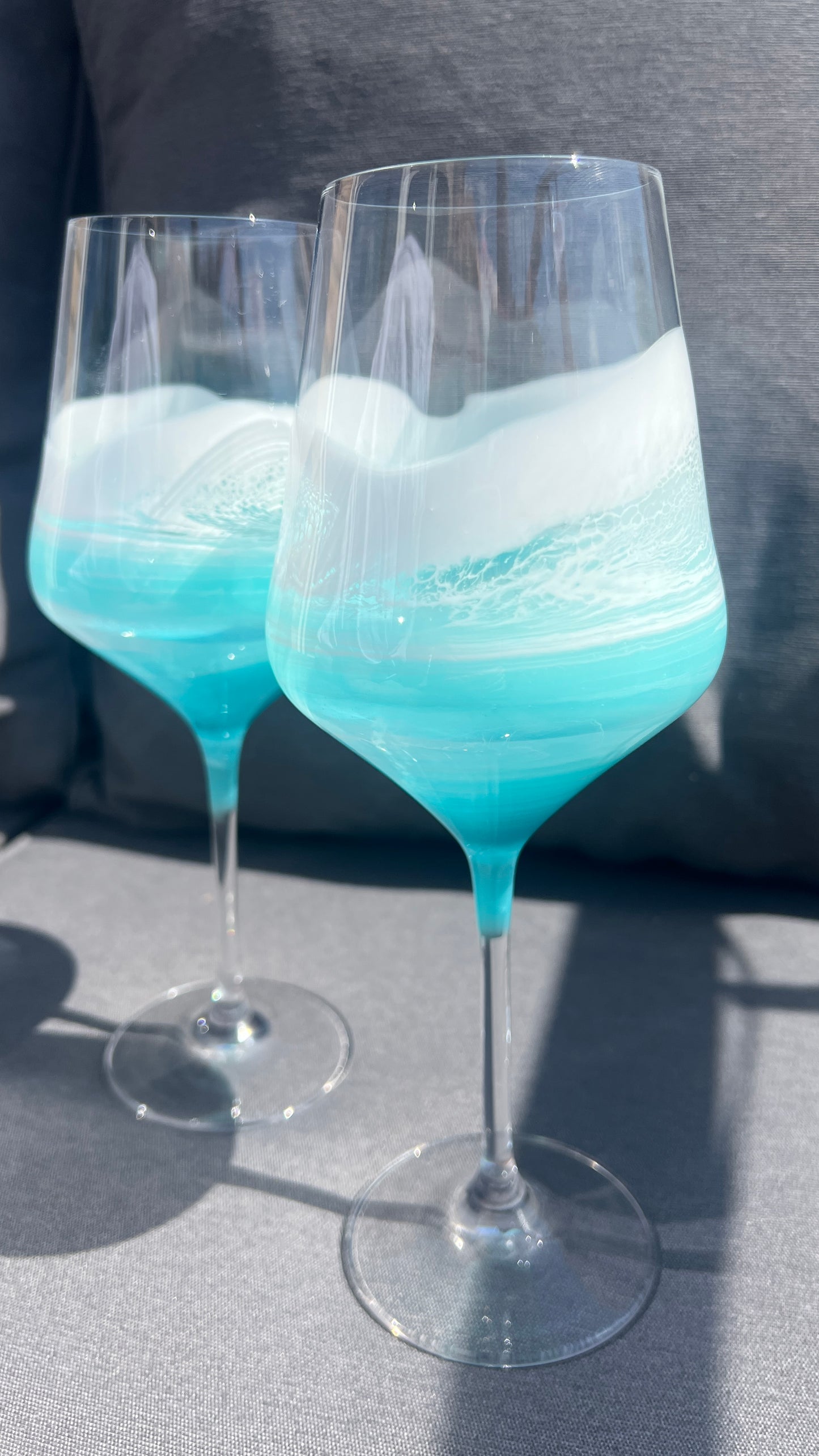 Maritimes Weißweinglas mit Resin Welle – Atlantik, Karibik oder Ostsee – handveredeltes Weinglas 390 ml