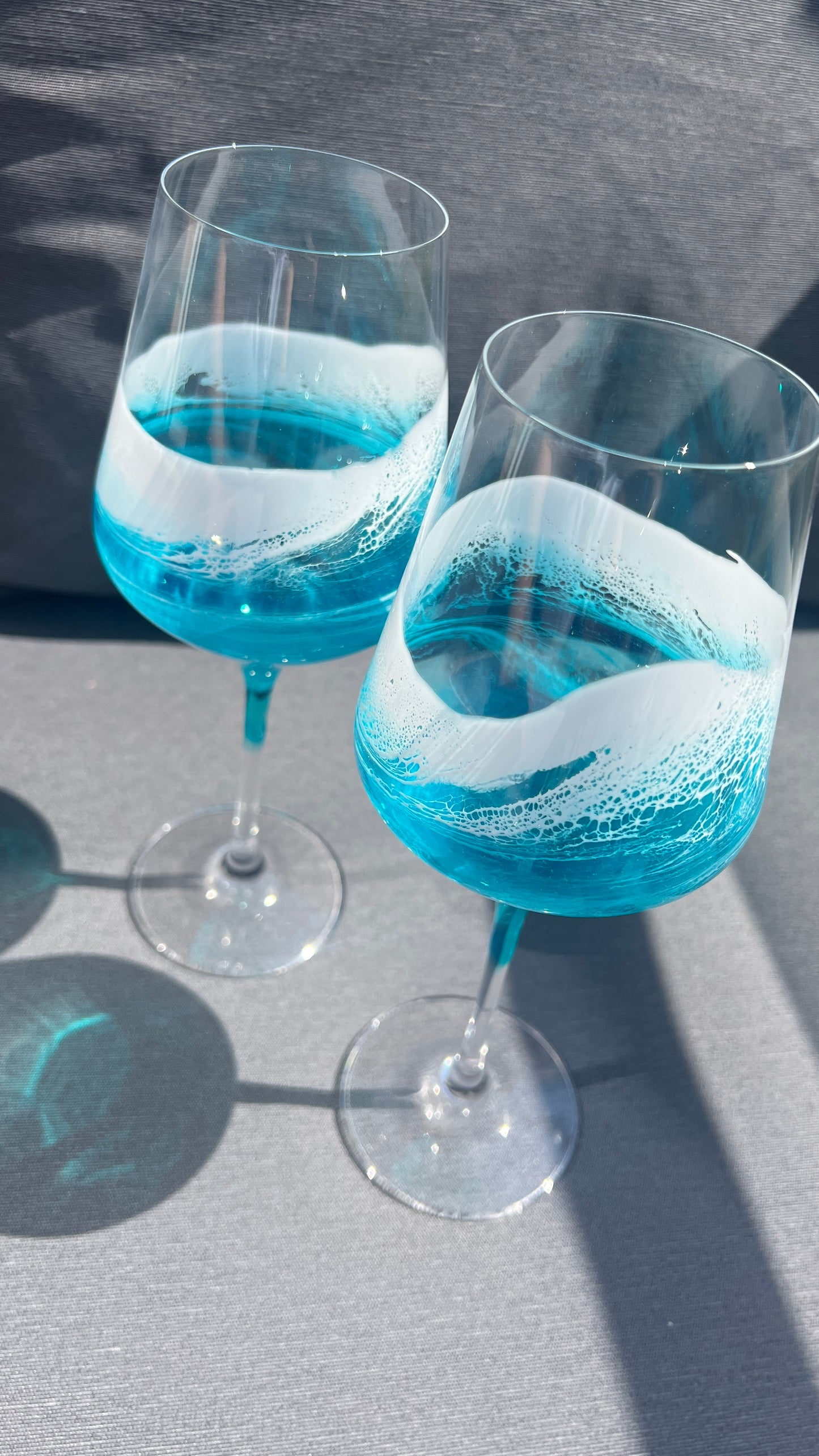 Maritimes Weißweinglas mit Resin Welle – Ostsee Petrol & Weiß – handveredeltes Weinglas 390 ml