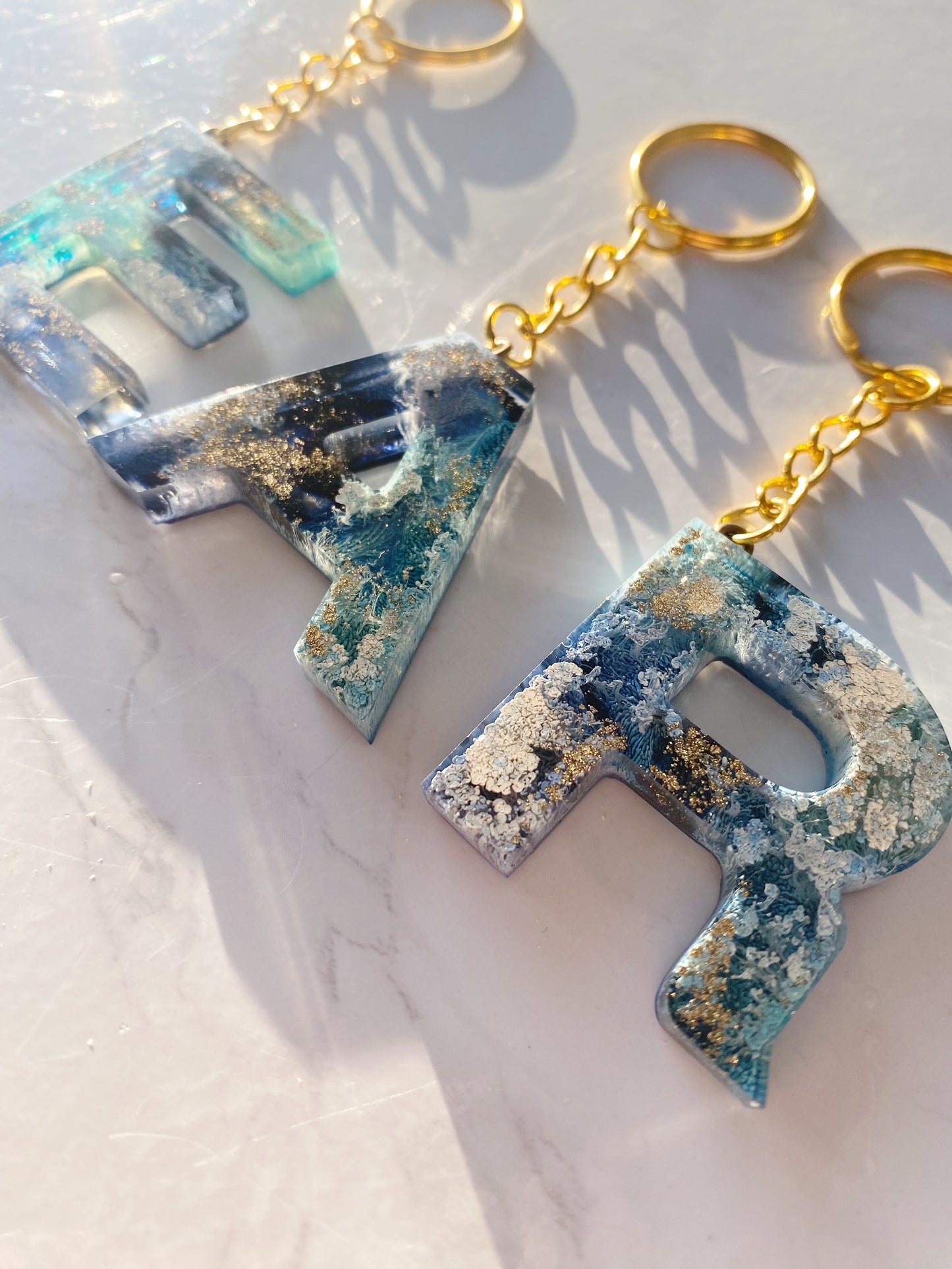 Schlüsselanhänger aus Kunstharz – Buchstaben in Navy Blau, Türkis, Gold und Weiß