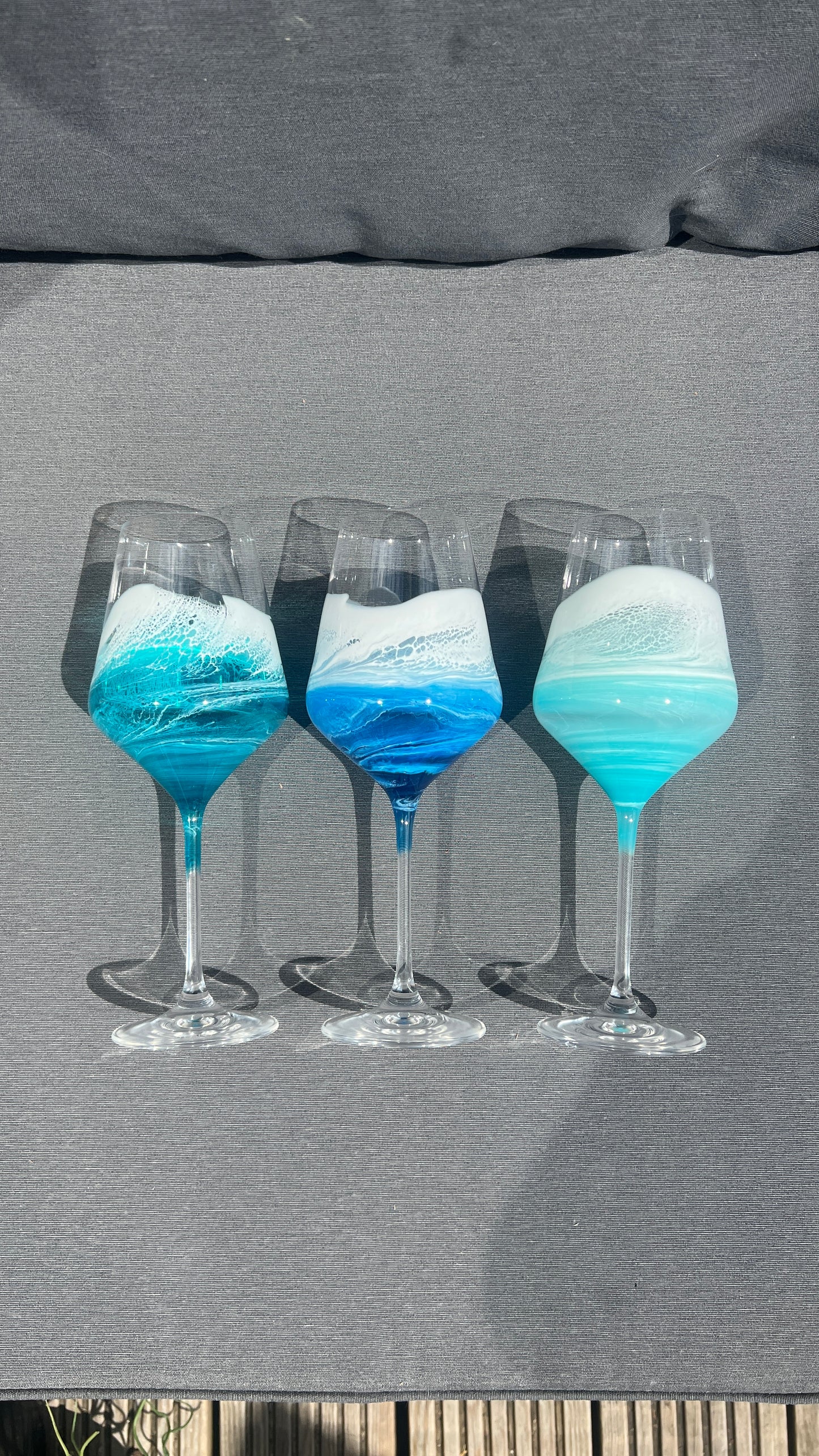 Maritimes Weißweinglas mit Resin Welle – Atlantik, Karibik oder Ostsee – handveredeltes Weinglas 390 ml