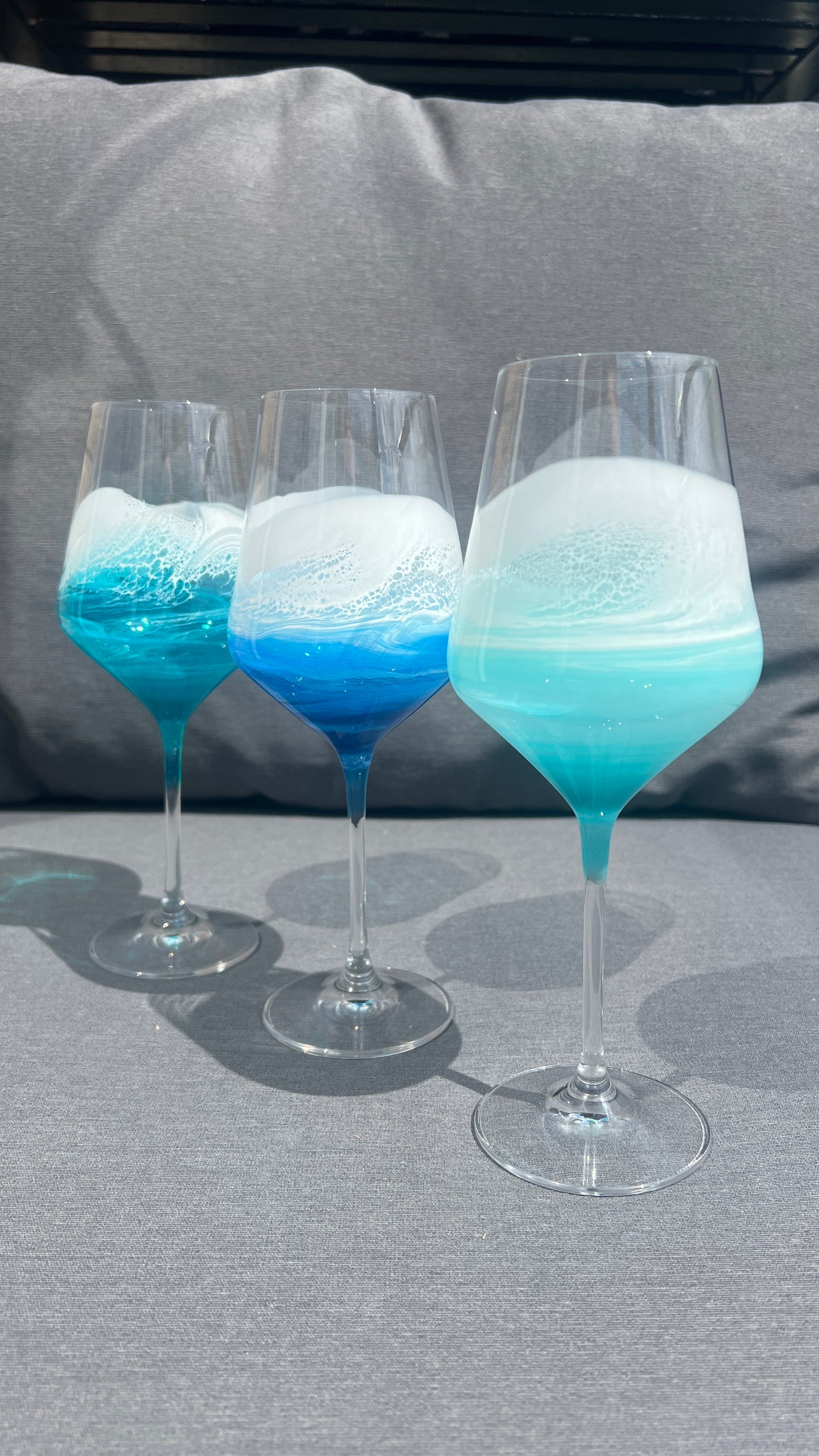 Maritimes Weißweinglas mit Resin Welle – Atlantik, Karibik oder Ostsee – handveredeltes Weinglas 390 ml