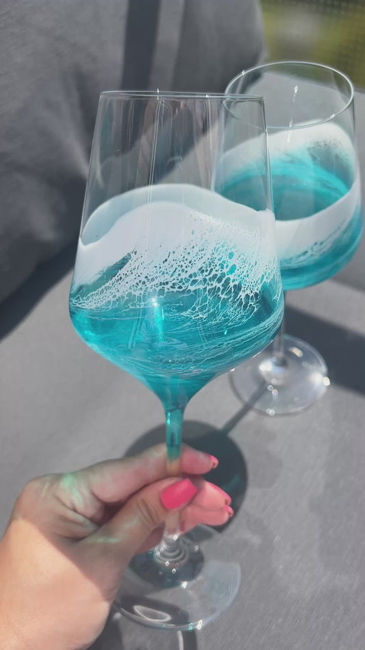 Maritimes Weißweinglas mit Resin Welle – Ostsee Petrol & Weiß – handveredeltes Weinglas 390 ml